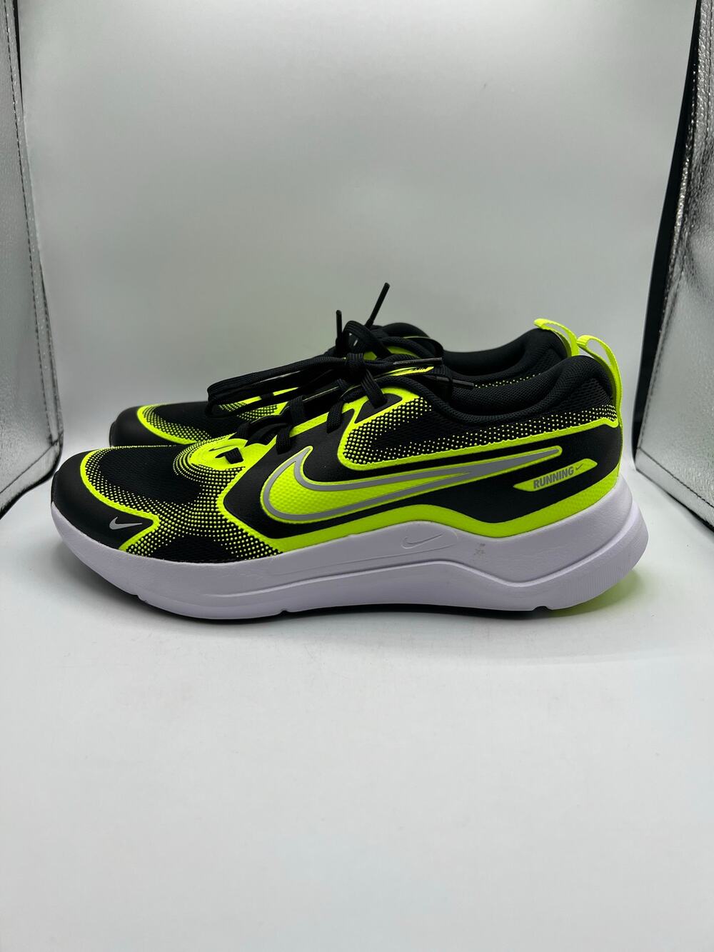 Nike Cosmic Runner GS “Black Volt” size 6 Y